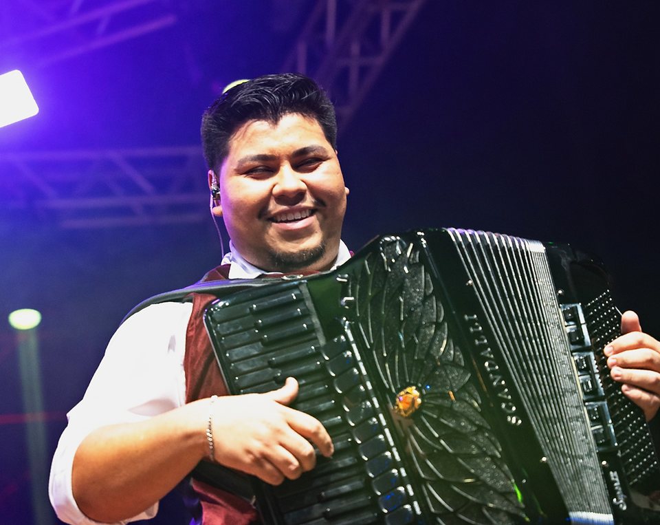 Der Akkordeonspieler der Banda Original lächelt beim Spielen auf der Bühne.